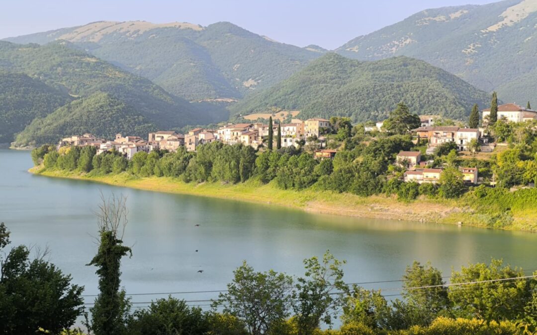 Colle di Tora, il borgo sospeso tra storia e lago: dalle origini della Sabina al gioiello della Valle del Turano